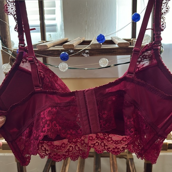 Red lacey lingerie - Picture 3 of 4